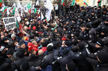 Hundreds Protest against Green Certificate in front of Parliament Building in Sofia Hundreds Protest against Green Certificate in front of Parliament Building in Sofia