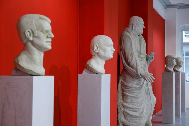 Скулпторът Андрей Врабчев показва в Габрово инсталация с лица на съвременни политици, поставени  в класически контекст