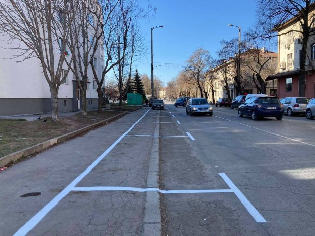 Нови места за паркиране са обособени по най-голямата търговска улица в Перник