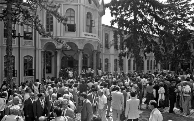 За първи път преди 30 години обществото се обръща към депутатите при откриването на Седмото Велико Народно събрание