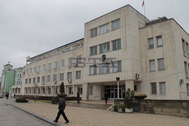 Ученици от гимназията в Омуртаг гостуваха на кмета на общината Неждет Шабан Ученици от гимназията в Омуртаг гостуваха на кмета на общината Неждет Шабан