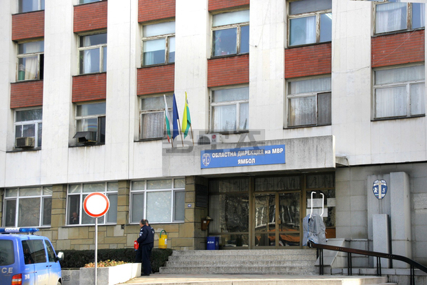 Неправоспособен шофьор в Ямбол се блъснал с автомобила си в предпазна мантинела и телена ограда Неправоспособен шофьор в Ямбол се блъснал с автомобила си в предпазна мантинела и телена ограда